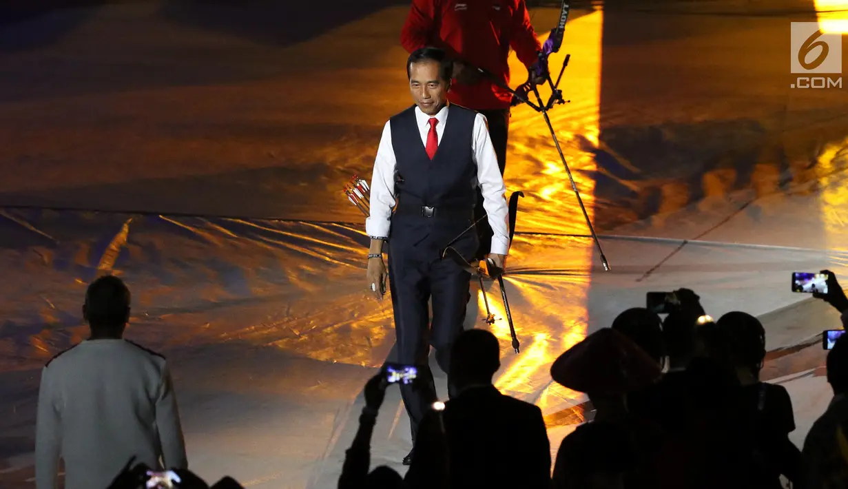 Presiden RI, Joko Widodo (tengah) usai memanah bersama penyandang disabilitas saat malam pembukaan Asian Para Games 2018 di SUGBK, Jakarta, Sabtu (6/10). Asian Para Games 2018 berlangsung 6-13 Oktober. (Liputan6.com/Helmi Fithriansyah)