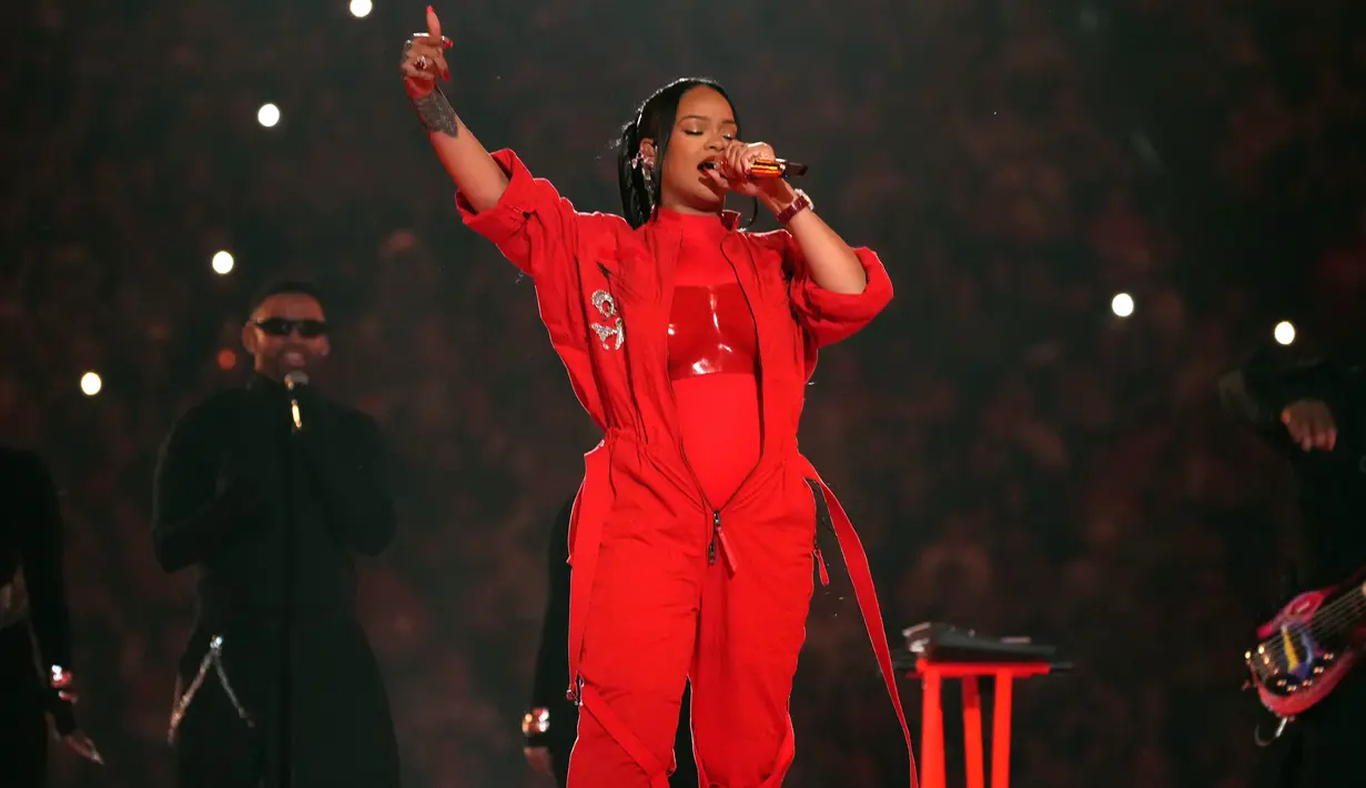 <p>Rihanna di Super Bowl. Foto: Document/LOEWE.</p>