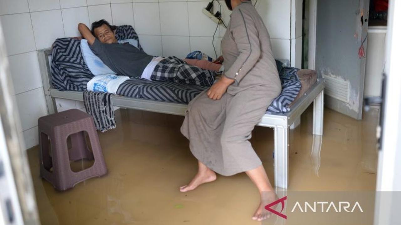20 Pasien Klinik Tradisional Terjebak Banjir Baros Serang, Menanti Evakuasi