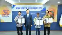 Tiga warga negara Indonesia (WNI) dianugerahi penghargaan oleh Pemerintah Korea Selatan atas aksi heroik mereka menyelamatkan warga lokal dari kebakaran hutan hebat di Yeongdeok, Provinsi Gyeongsang Utara, pada 25 Maret 2025. (Dokumentasi: KBRI Seoul)