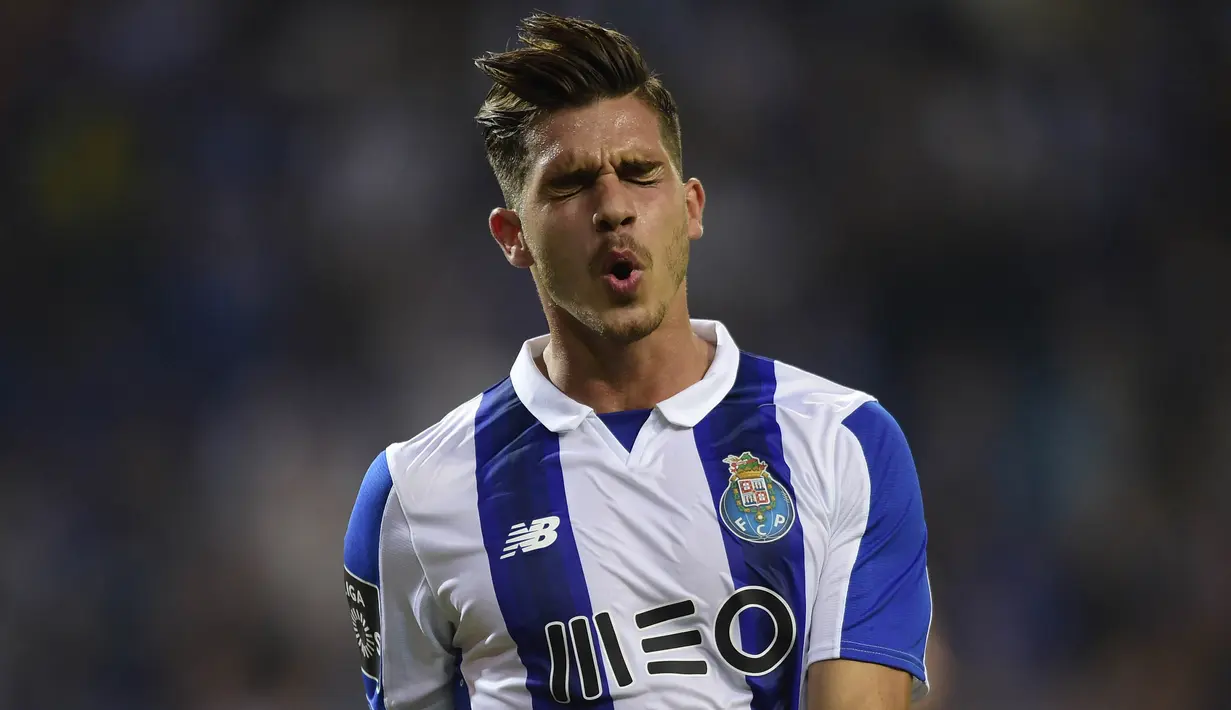 7. Andre Silva (Portugal) - Striker anyar AC Milan ini sempat membuat kejutan kala mencetak hattrick untuk Portugal. Wonderkid 21 tahun ini musim lalu tampil cemerlang dengan mencetak 16 gol bersama Porto. (AFP/Miguel Riopa) 