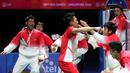 Pebulutangkis putra Indonesia menyambut Ihsan Maulana Mustofa setelah memastikan kemenangan atas Thailand 3-2 dalam final beregu putra bulutangkis SEA Games 2015 di Singapore Indoor Stadium, Singapura. Jumat (12/5). (Bola.com/Arief Bagus)