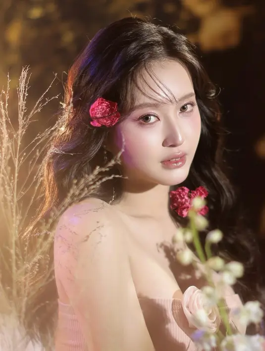 Shimmery eyeshadow di bagian mata dengan seamless winged liner yang bikin tatapannya lebih bright. Membuat Vior seperti boneka hidup di maternity shoot-nya [@nitavior]