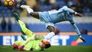 Pemain Lazio, Balde Diao Keita menginjak kepala kiper AS Roma, Wojciech Szczesny saat berebut bola pada laga Derby della Capitale di Olympic Stadium, Roma, Italia, (4/12/2016). AS Roma menang 2-0.  (AFP/Filippo Monteforte)
