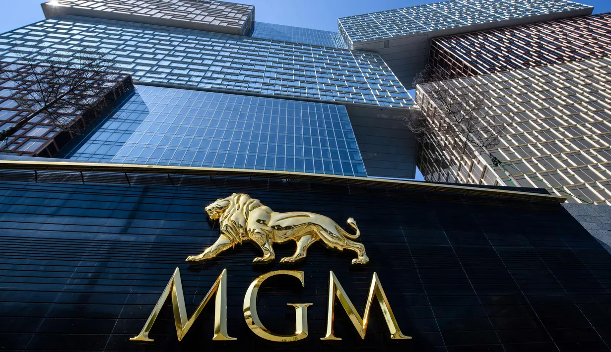 Suasana di luar pintu masuk resor kasino MGM Cotai di Macau (13/2). MGM China membuka resor mega multi-miliar dolar baru di strip Cotai yang mewah di Macau menyusul beberapa penundaan pada proses persetujuan pemerintah. (AFP Photo/Anthony Wallace)