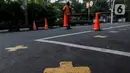 Petugas menutup area kawasan Taman Ayodya, Jalan Bulungan dan Mahakam, Jakarta, Rabu (23/9/2020). Penutupan jalan dilakukan agar masyarakat tidak berkumpul di area tersebut pada waktu malam hari dan menekan angka penularan virus corona COVID-19. (Liputan6.com/Johan Tallo)