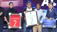 Orang tua Alfin Lestaluhu (kedua kanan) menerima penghargaan Tribute To Alfin Lestaluhu saat Indonesian Soccer Award 2019 di Studio 6 Indosiar, Jakarta, Jumat (10/1/2020). 16 penghargaan diberikan pada acara ini. (Liputan6.com/Helmi Fithriansyah)