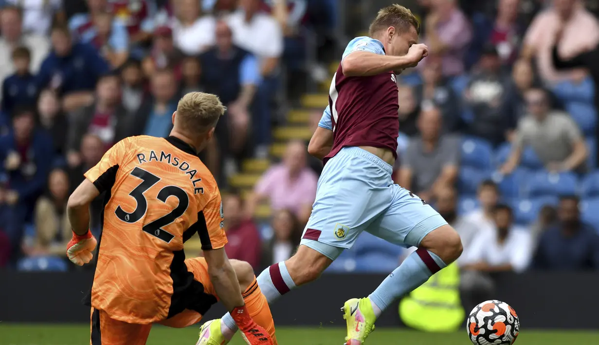 Pada menit ke-68 Burnley hampir mendapatkan hadiah penalti usai Matej Vydra terjatuh saat berduel dengan kiper Aaron Ramsdale di dalam kotak penalti. Usai melihat tayangan VAR, Aaron Ramsdale dinyatakan tidak melanggar Matej Vydra. (PA via AP/Anthony Devlin)