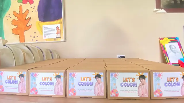 Fans Kim Seon Ho di Indonesia menggalang dana Rp25 juta lewat buku hasil video fans project, yang disumbangkan untuk anak-anak di Rumah Harapan Indonesia, memberi harapan dan inspirasi untuk kesembuhan. (Foto: Istimewa)