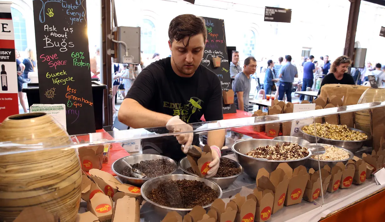 Penjual makanan berbahan dasar serangga menyiapkan pesanan di Sydney, Australia, Sabtu (28/4). Belakangan ini, serangga dijadikan rujukan sebagai pengganti protein yang berasal dari ayam dan sapi. (AFP FOTO / ANDREW MURRAY )