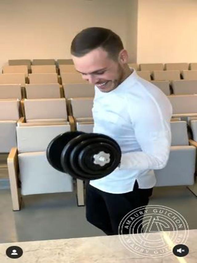 Amaury Guichon buat barbel cokelat