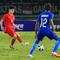 Pemain diaspora Timnas Indonesia U-16, Mathew Baker, saat bertanding melawan Singapura U-16 pada pertandingan perdana Grup A Piala AFF U-16 2024 di Stadion Manahan, Solo, Jumat (21/6/2024). (Bola.com/Radifa Arsa)
