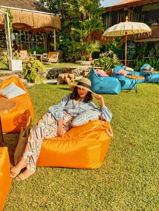Dengan mengenakan topi, Bunga Zainal tak hanya menghalau terik sinar matahari saja, melainkan juga dapat membuat penampilannya makin stylish. (Liputan6.com/IG/bungazainal05)