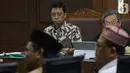 Terdakwa dugaan suap jual-beli jabatan di lingkungan Kemenag, M Romahurmuziy (kiri) menyimak keterangan saksi saat sidang lanjutan di Pengadilan Tipikor, Jakarta, Rabu (16/10/2019). Sidang mendengar keterangan saksi-saksi. (Liputan6.com/Helmi Fithriansyah)