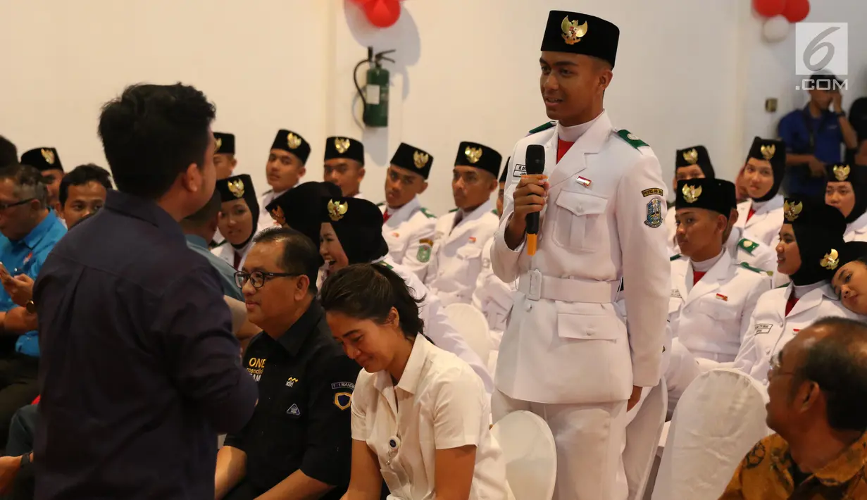 Paskibraka Nasional 2019 mendapatkan sharing materi terkait SDM unggul saat mengunjungi Museum Mandiri, Selasa (20/8/2019). Dalam kesempatan itu Bank Mandiri juga memberikan tabungan pelajar kepada anggota Paskibraka dan e-money edisi khusus Paskibraka Nasional 2019. (Liputan6.com/Angga Yuniar)