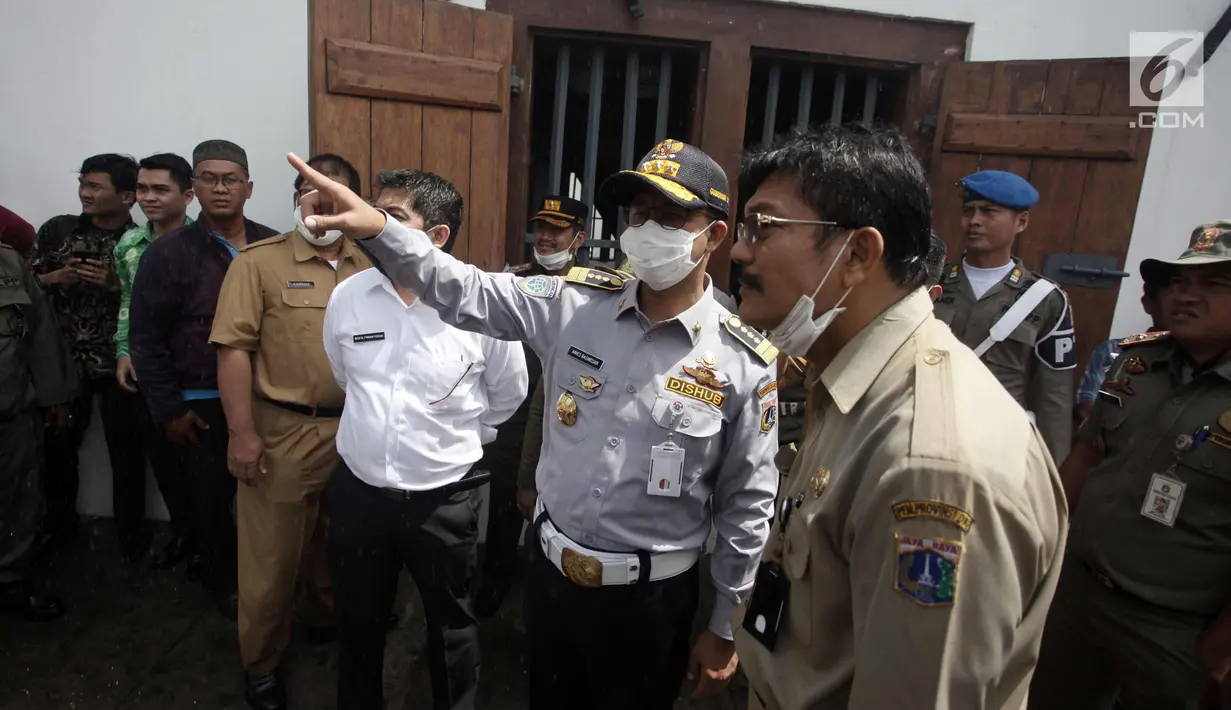 Gubernur DKI Jakarta Anies Baswedan berbincang dengan pejabat Pemprov DKI Jakarta saat meninjau lokasi kebakaran Museum Bahari, di Jalan Pasar Ikan, Penjaringan, Jakarta Utara, Selasa (16/1). (Liputan6.com/Arya Manggala)