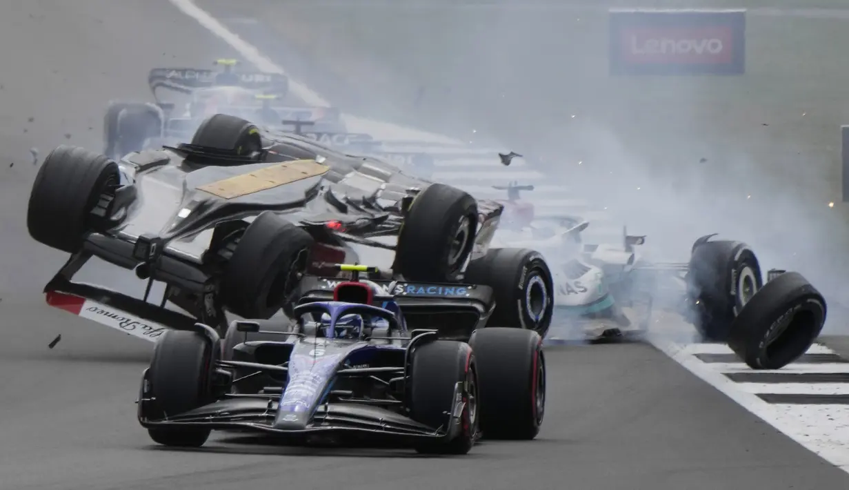 Mobil pebalap Alfa Romeo, Zhou Guanyu, mengalami kecelakaan saat beraksi pada F1 GP Inggris di Sirkuit Silverstone, Inggris. (AP/Frank Augstein)