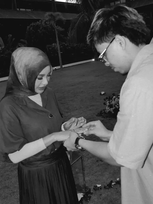 Romantisnya Aurel Hermansyah dan Atta Halilintar Rayakan Anniversary ke-5, Tampil Serasi dengan Earth Tone