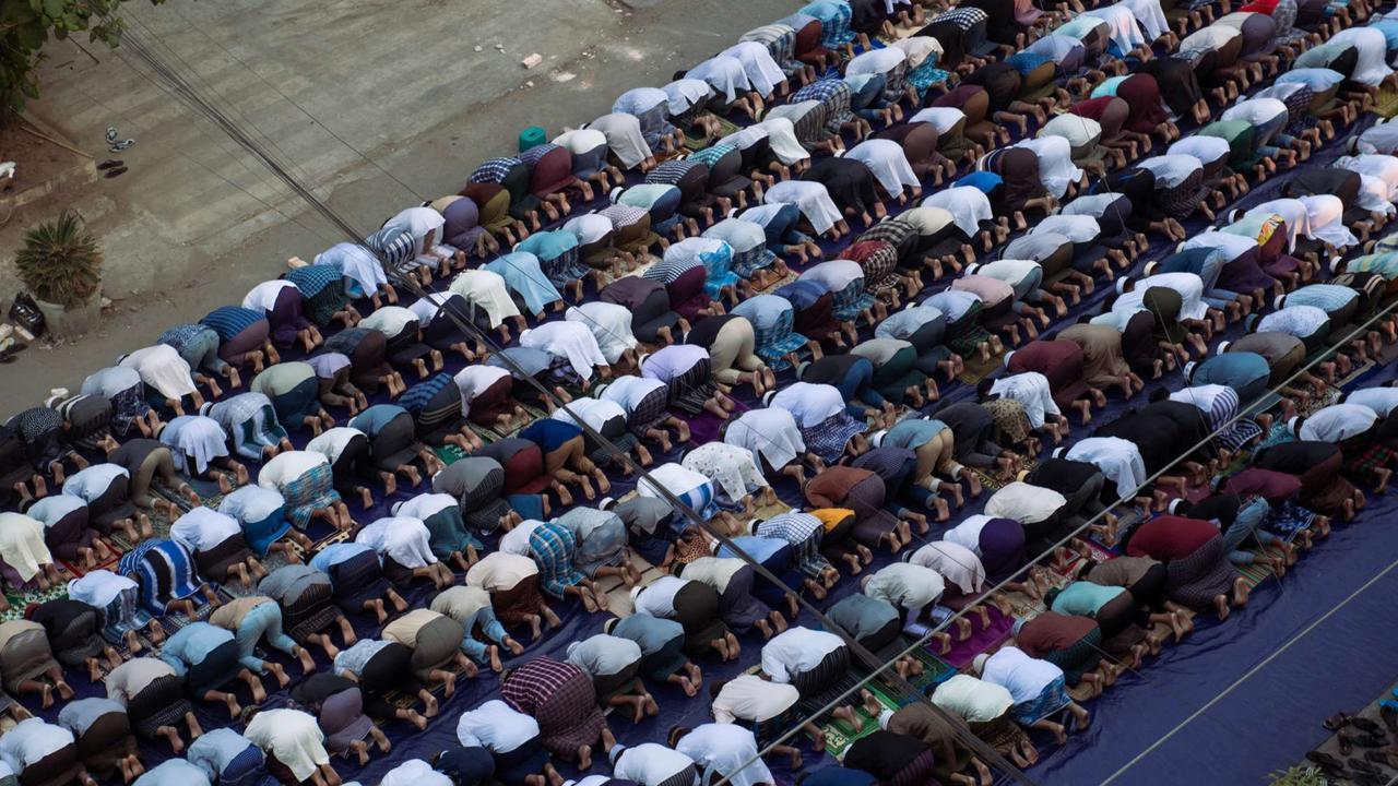 Muslim di Myanmar gelar salat Idulfitri di jalanan