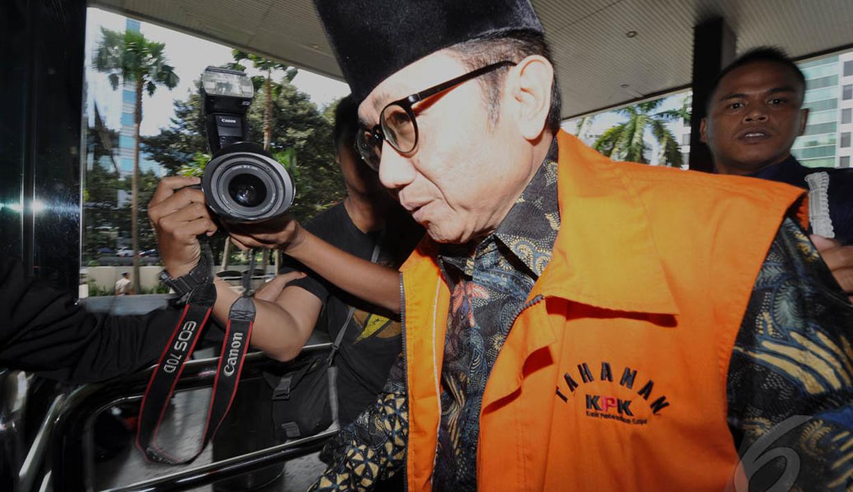 Eks Sekjen Kementerian ESDM, Waryono Karno memilih tutup mulut saat wartawan mencecarnya dengan pertanyaan sebelum menjalani pemeriksaan di KPK, Jakarta, Senin (29/12/2014). (Liputan6.com/Miftahul Hayat)