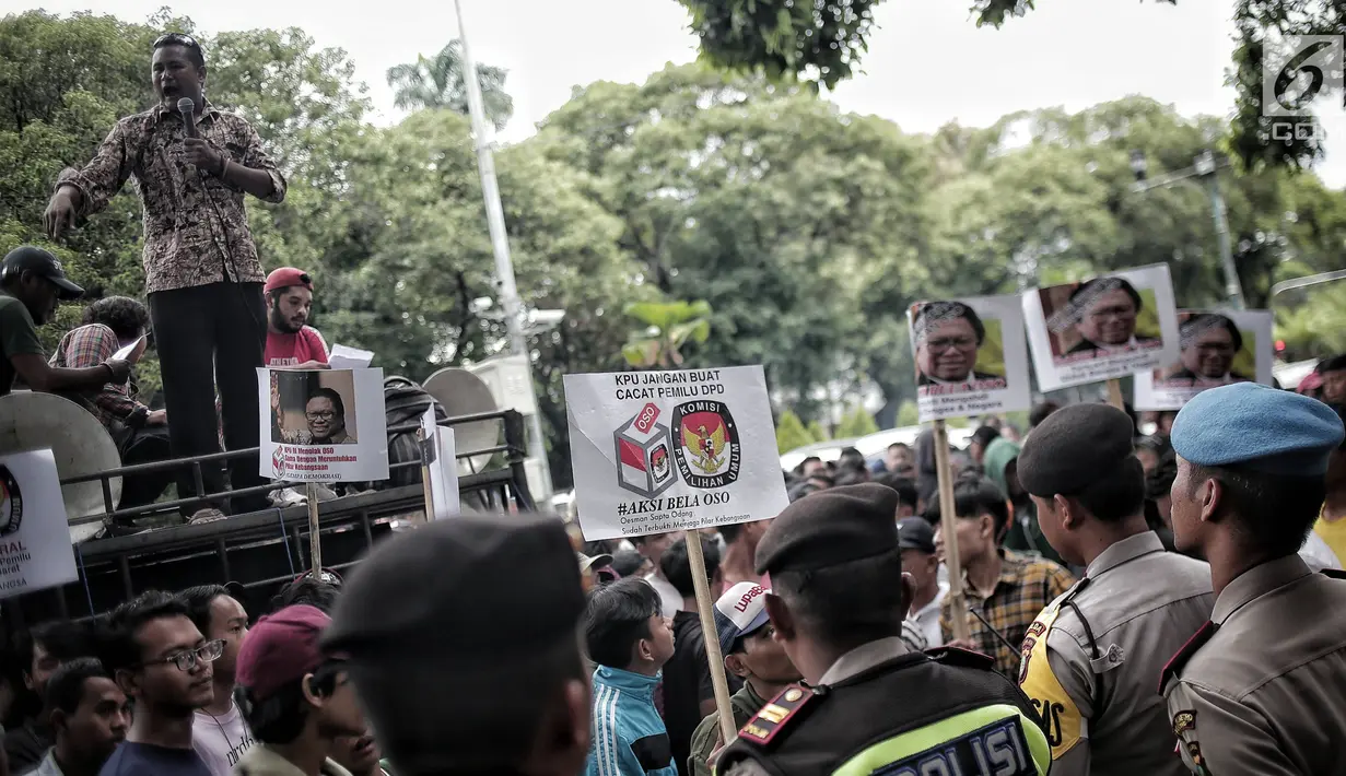 Sejumlah massa menggelar Aksi Bela OSO di depan Gedung KPU, Jakarta, Rabu (16/1). Massa mendesak KPU memasukkan nama Oesman Sapta Odang (OSO) dalam daftar calon anggota DPD Pemilu 2019. (Liputan6.com/Faizal Fanani)