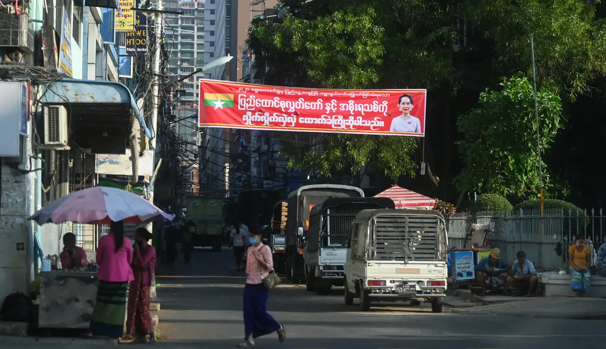 Spanduk yang mendukung pemimpin de facto Myanmar Aung San Suu Kyi terlihat di sebuah jalan di Yangon, Myanmar pada Senin (1/2/2021). Militer di Myanmar mengkonfirmasi mereka telah melakukan kudeta, dan bermaksud untuk memegang kekuasaan setidaknya selama satu tahun. (STR/AFP)