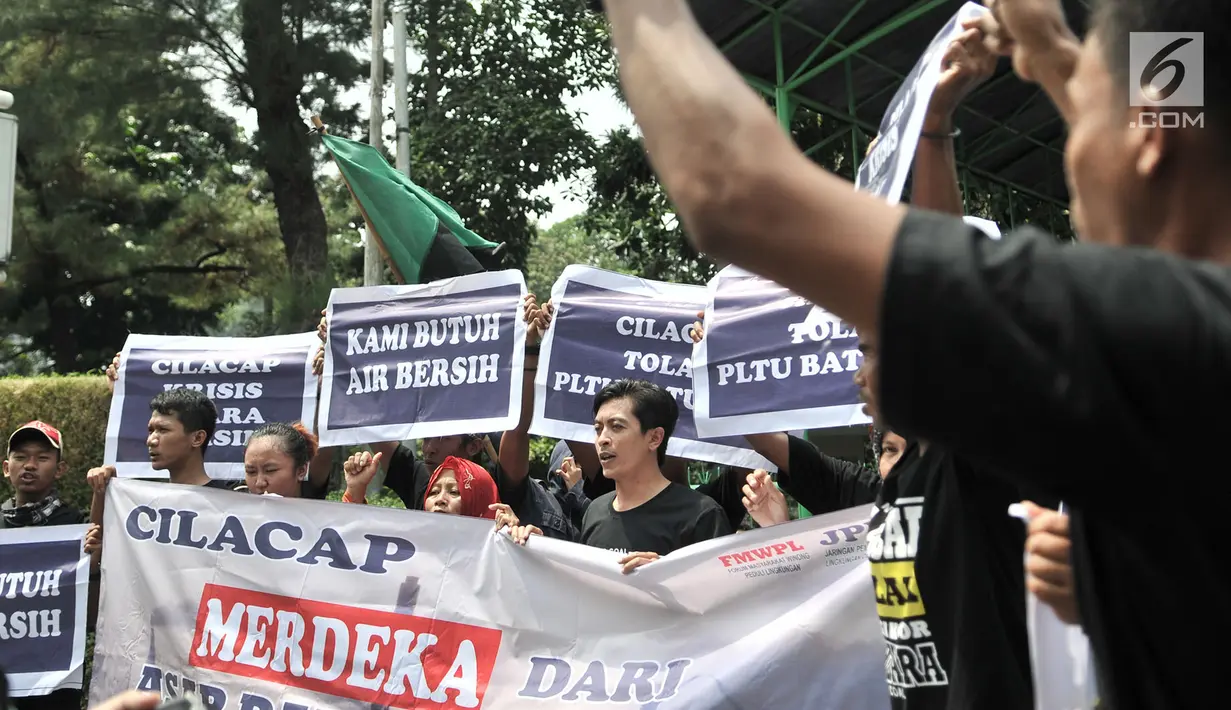 Aktivis Forum Masyarakat Winong Peduli Lingkungan (FMWPL) berunjuk rasa di Kantor Kementerian LHK, Jakarta, Kamis (13/9). Winong merupakan dusun di Cilacap yang terdampak masalah lingkungan dan kesehatan akibat aktivitas PLTU. (Merdeka.com/Iqbal Nugroho)