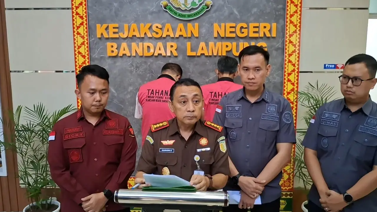 Konferensi pers penetapan dua tersangka korupsi retribusi Pasar Gudang Lelang, Bandar Lampung