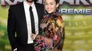 Miley Cyrus dan Liam Hemsworth berpose di karpet merah premier film 'Thor: Ragnarok' di California, 10 Oktober 2017. Ini adalah momen pertama bagi pasangan aktor dan musisi tersebut muncul di red carpet sejak tahun 2013. (Rich Polk/Getty Images/AFP)