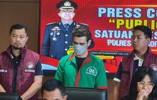 Tatapan Mata Tajam saat Digelandang Polisi, Fachri Albar Ditetapkan Jadi Tersangka Kasus Narkoba