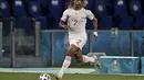 Bek Swiss, Kevin Mbabu membawa bola saat bertanding melawan Italia pada pertandingan grup A Euro 2020 di stadion Olimpiade di Roma, Italia, Rabu (16/6/2021). Dengan hasil ini, Italia kokoh dipuncak klasemen dengan poin enam. (Andreas Solaro/Pool Photo via AP)