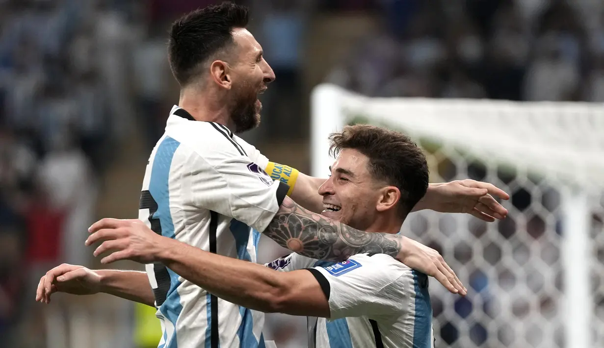 Timnas Argentina berhasil melewati babak 16 besar Piala Dunia 2022 dan lolos ke perempatfinal untuk menghadapi Belanda. Argentina berhasil meredam pasukan Australia dengan kemenangan 2-1 pada babak 16 besar yang digelar Minggu (4/12/2022) dini hari WIB di Ahmad Bin Ali Stadium, Doha, Qatar. Lionel Messi dan Julian Alvarez menjadi pahlawan Tim Tango dengan sumbangan golnya. Australia hanya mampu membalas satu gol melalui gol bunuh diri pemain Argentina, Enzo Fernandez. (AP/Frank Augstein)