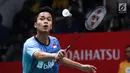 Tunggal putra Indonesia, Anthony Sinisuka Ginting mengembalikan kok ke arah Chen Long (China) pada perempat final Indonesia Masters 2018 di Istora Senayan, Jakarta, Jumat (26/1).Anthony unggul 21-11 16-21 21-18. (Liputan6.com/Helmi Fithriansyah)