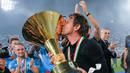 Pelatih Napoli, Antonio Conte, mencium trofi Serie A saat selebrasi juara Liga Italia musim 2024/2025 di Stadion Diego Armando Maradona, Sabtu (24/5/2025). (AP Photo/Gregorio Borgia)