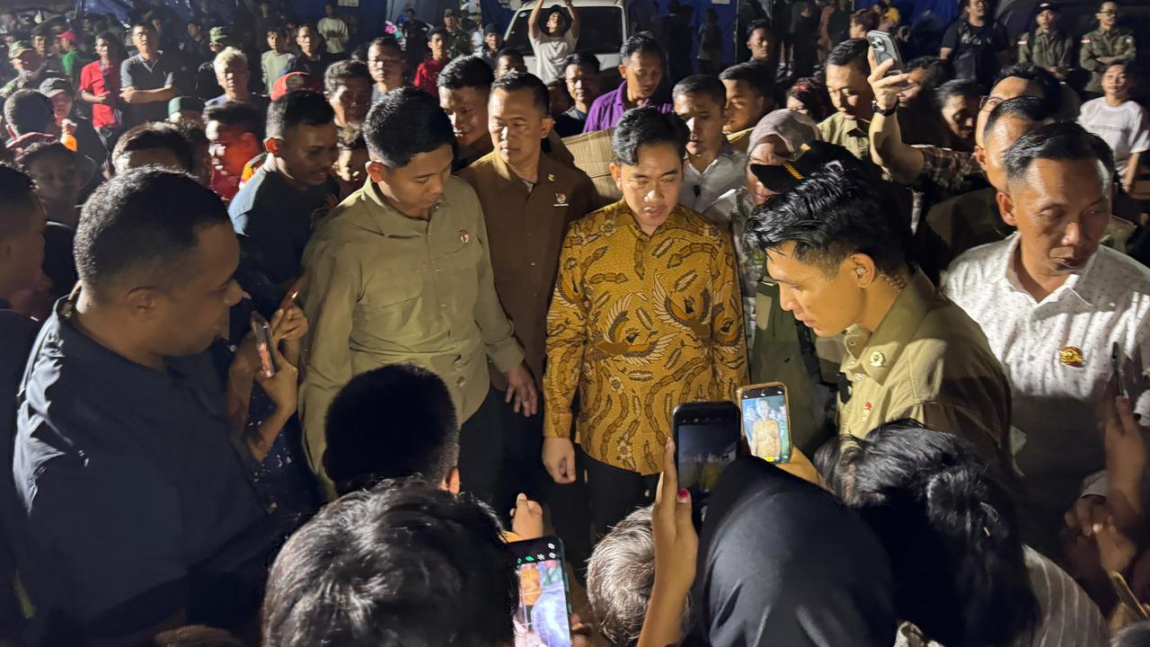 VIDEO: Blusukan Malam-Malam, Momen Wapres Gibran Tinjau Korban Kebakaran Penjaringan Jakut