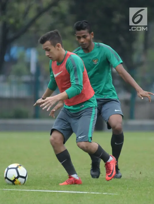 Pemain Timnas Indonesia U-23, Egy Maulana Vikri (kiri) berebut bola saat latihan di Lapangan A Kompleks GBK, Jakarta, Rabu (25/4). Latihan ini persiapan jelang laga PSSI Anniversary Cup dan Asian Games 2018. (Liputan6.com/Helmi Fithriansyah)