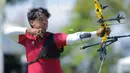 Kini Indonesia mengoleksi 67 medali emas SEA Games 2025 Thailand. Tampak dalam foto, tim panahan Indonesia, Arif Dwi Pangestu saat bertanding pada final nomor recurve beregu putra SEA Games 2025 di Football Field 1, Bangkok, Thailand, Rabu (17/12/2025). (Bola.com/Bagaskara Lazuardi)