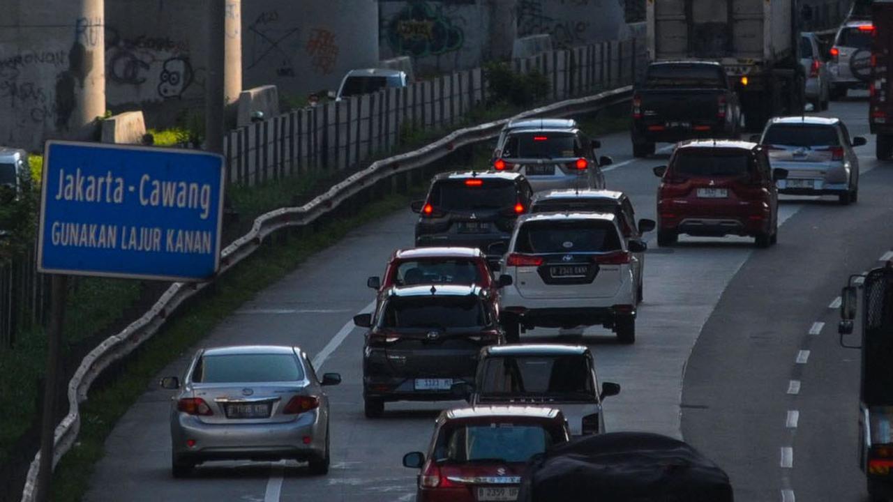 Pada Senin (15/4) sore, kendaraan tampak mulai memadati tol menuju Jakarta. Meski demikian, arus lalu lintas terpantau masih ramai lancar.&nbsp;Merdeka.com/Imam Buhori