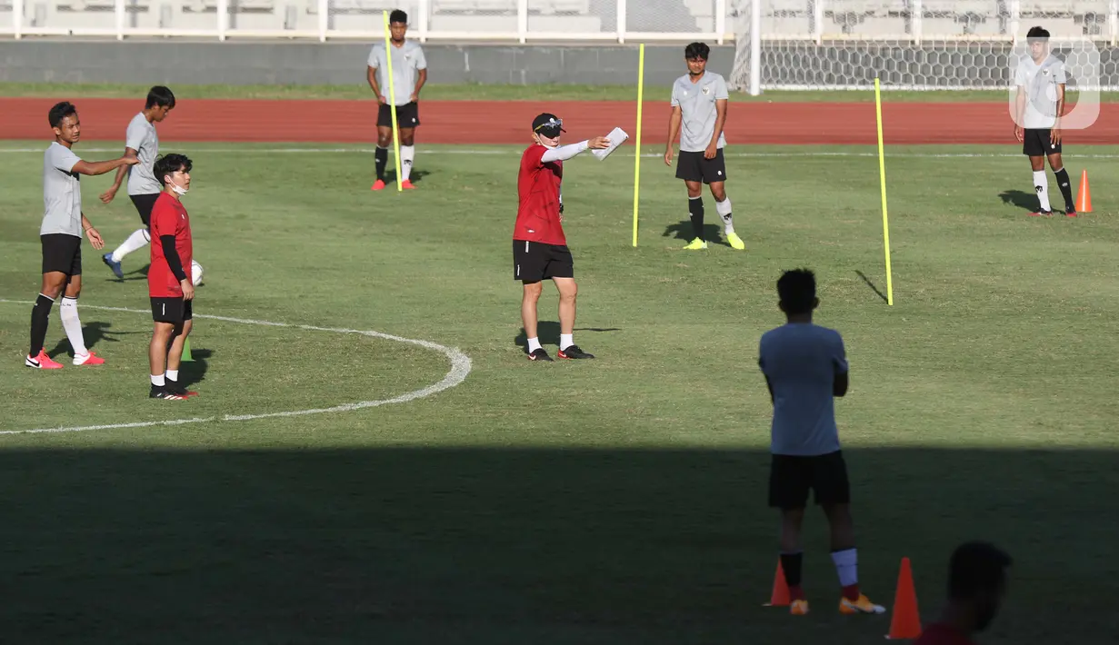 Pelatih Kepala Timnas Indonesia, Shin Tae-yong (tengah) memberi arahan saat latihan di Stadion Madya Gelora Bung Karno, Jakarta, Jumat (28/8/2020). Selanjutnya, Timnas U-19 akan berlatih dan mengikuti turnamen mini di Kroasia jelang Piala Asia U-19 2020 Uzbekistan. (Liputan6.com/Helmi Fithriansyah)