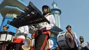 Peserta pawai Tahun Baru Islam melintas di depan Masjid Baitul Hakim Kota Madiun, Jatim, Sabtu (25/10/2014). (Antara Foto/Siswowidodo)