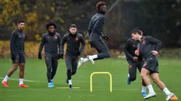 Pemain Chelsea Tammy Abraham (tengah) berlatih bersama rekan-rekannya jelang menghadapi Valencia pada penyisihan Grup H Liga Champions di Cobham Training Centre, Stoke D'Abernon, Inggris, Selasa (26/11/2019). Chelsea akan menghadapi Valencia pada 28 November 2019 dini hari WIB. (Glyn KIRK/AFP)