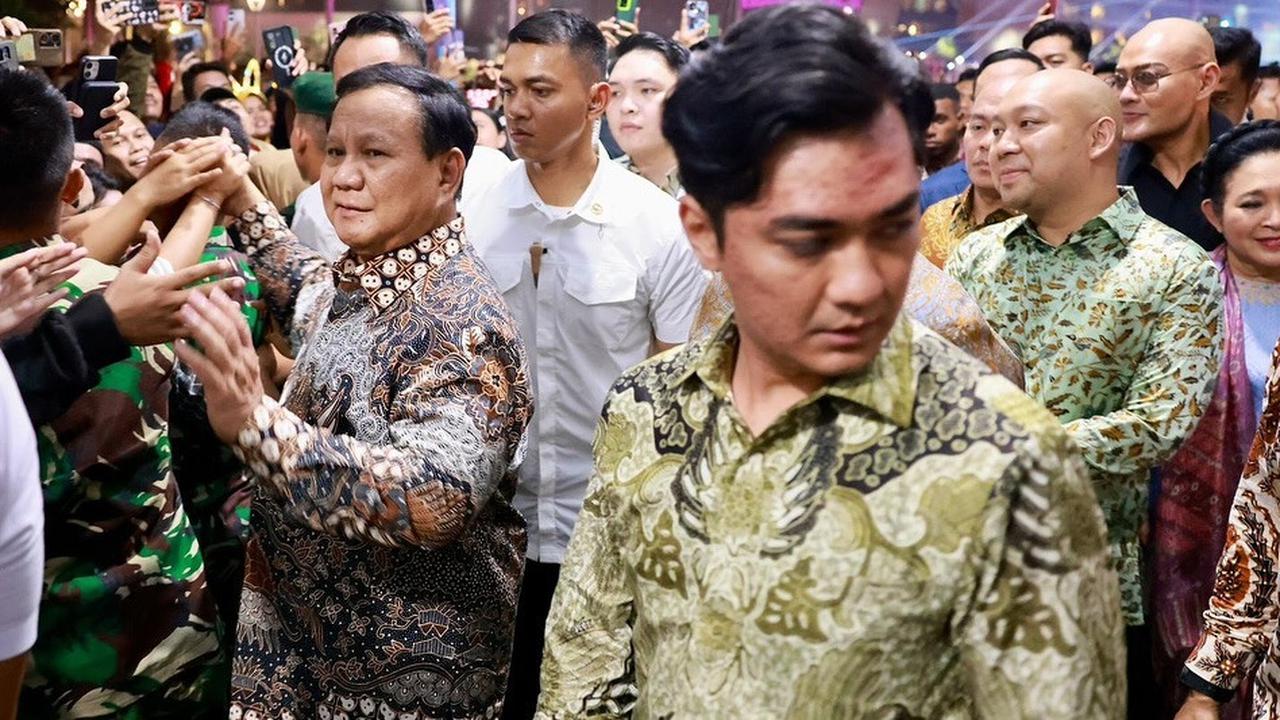 VIDEO: Intip Gaya 'Family Man' Prabowo, Malam Tahun Baru 2025 Bareng Titiek-Didit Temui Masyarakat
