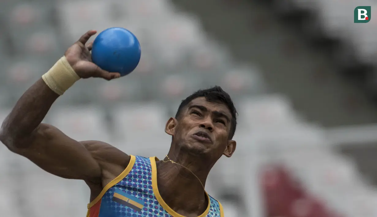 Atlet tolak peluru Sri Lanka, Rajakarunawala, melakukan lemparan pada Invitation Tournament cabang atletik nomor dasalomba di SUGBK, Jakarta, Minggu (11/2/2018). Event ini merupakan pemanasan jelang Asian Games 2018. (Bola.com/Vitalis Yogi Trisna)