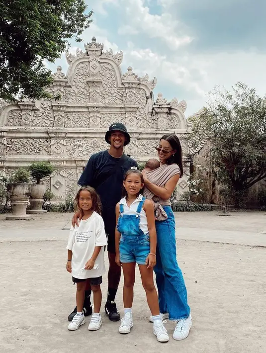 Ini salah satu contoh kekompakan Jennifer Bachdim bersama tiga anaknya. Keluarga kecil ini tampak menghabiskan waktu di Yogyakarta. (Foto: instagram.com/jenniferbachdim)