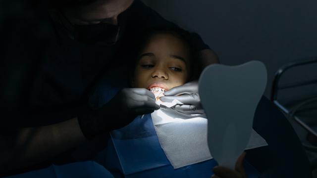 Periksakan Gigi Anak Secara Rutin ke Dokter Gigi Anak