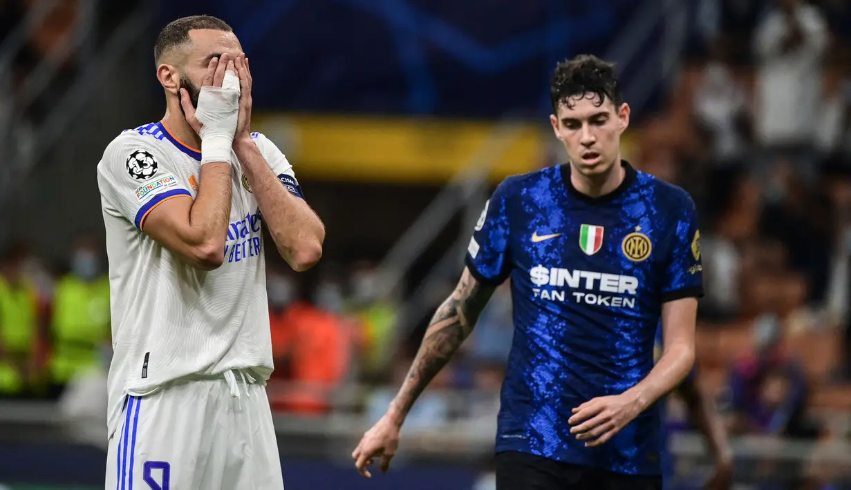 Real Madrid pun kembali berpeluang mencetak gol pada menit ke-31 melalui Karim Benzema. Sayang, ia gagal mengantisipasi umpan matang yang dilepaskan Luka Modric di mulut gawang Inter Milan. (Foto: AFP/Miguel Medina)