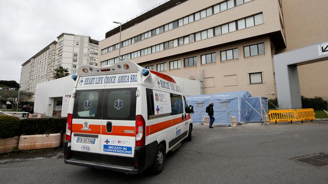 Mobil ambulans terparkir di luar Rumah Sakit Agostino Gemelli di Roma, Italia, Selasa (3/3/2020). Korban tewas akibat virus corona atau COVID-19 di Italia terus bertambah. (Xinhua/Alberto Lingria)
