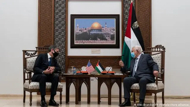 Menlu AS Antony Blinken (kiri) bertemu dengan Presiden Palestina Mahmoud Abbas (kanan) di Ramallah, Mei 2021. (AP)