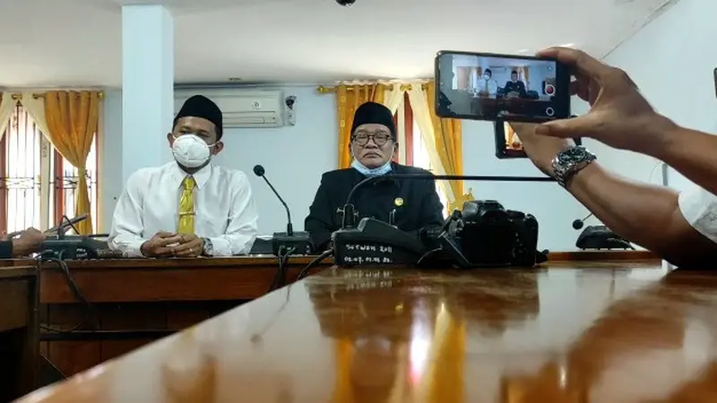 Anggota DPRD Blora HM Warsit dengan didampingi Wakil Ketua DPRD Blora Siswanto  ketika diwawancai sejumlah awak media. (Liputan6.com/Ahmad Adirin)