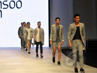 Sejumlah model berpose memakai busana rancangan desainer asal Korea Selatan, Kwon Mun Soo pada ajang Indonesia Fashion Week 2015 di JCC Senayan, Jakarta, Minggu (1/3). (Liputan6.com/Panji Diksana)